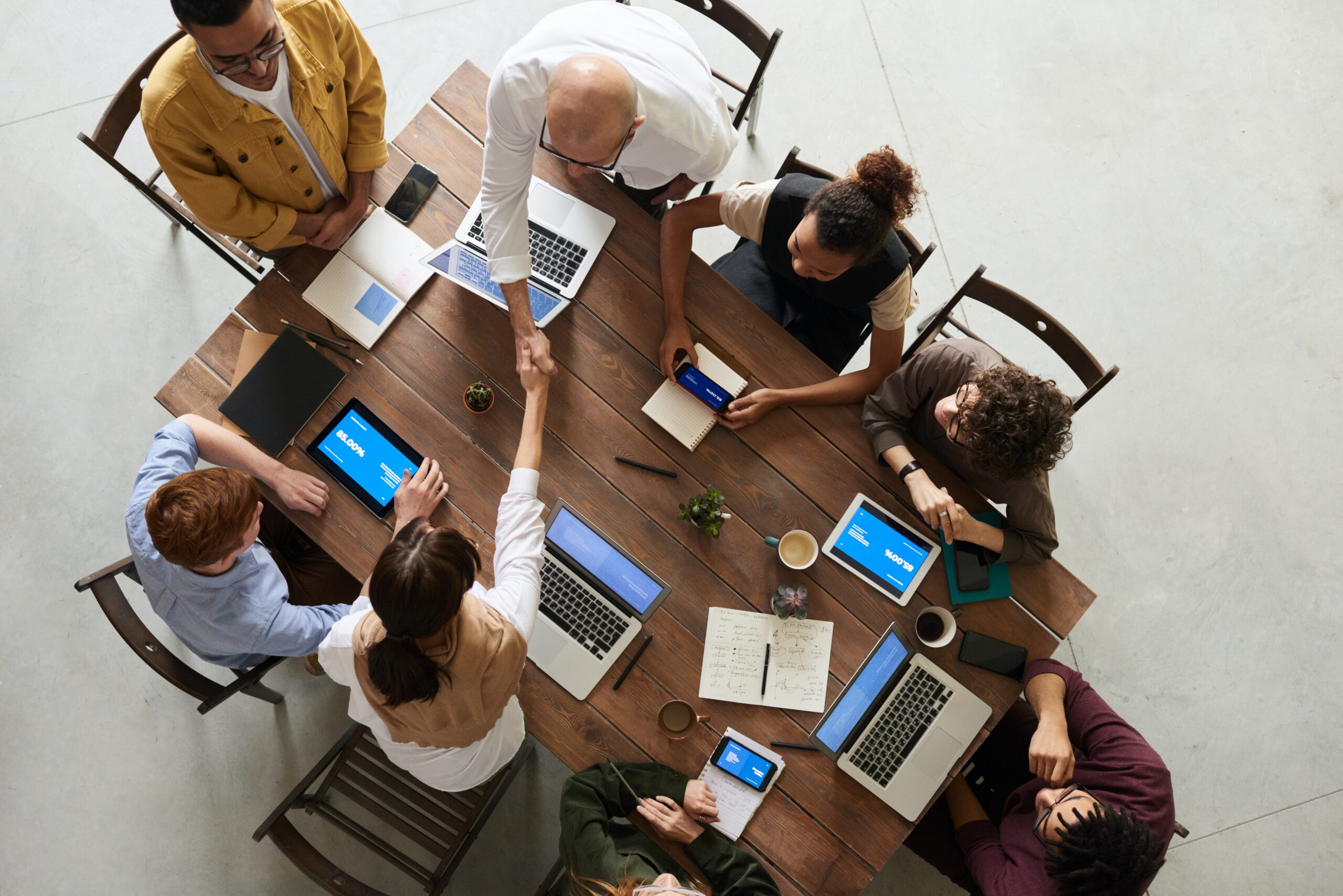 reunion en mesa de negocios